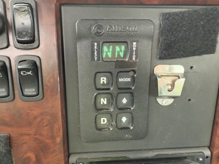 2013-mack-cxu613-tri-axle-truck-tractor-image-37