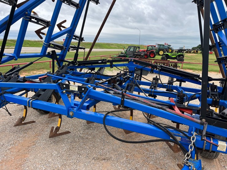 2015-new-holland-st830-image-2