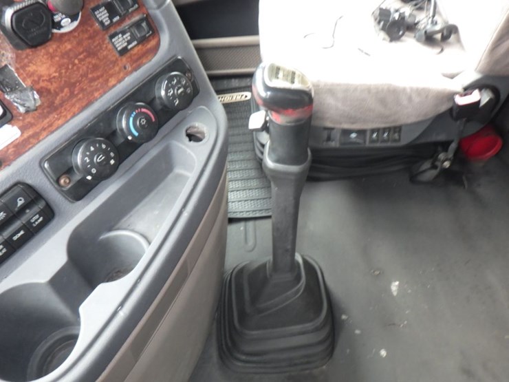 2011-freightliner-cascadia-125-image-17