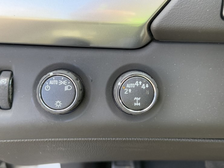 2013-chevrolet-tahoe-image-25