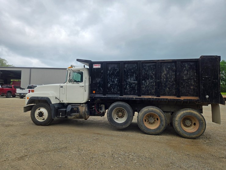 2001-mack-rd690s-image-8