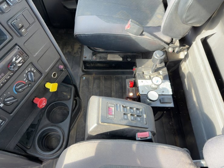 2015-caterpillar-ct660-image-35