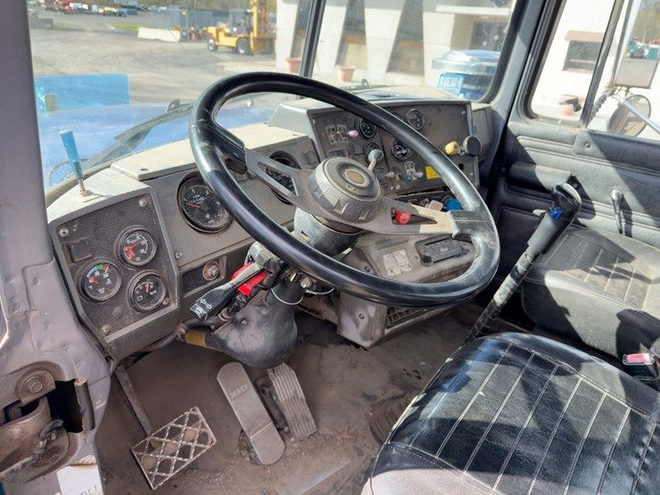 2000-mack-rd688s-image-32