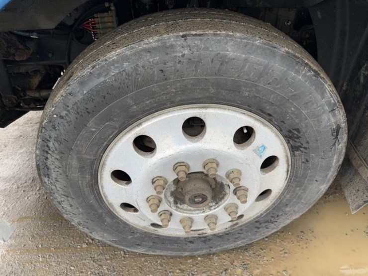 mack-cxu-tri-axle-truck-tractor-image-9