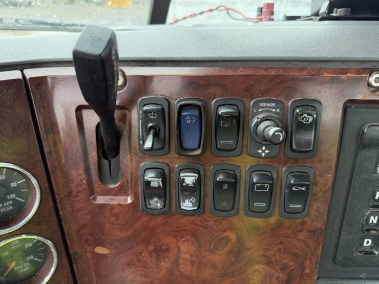 mack-cxu-tri-axle-truck-tractor-image-26