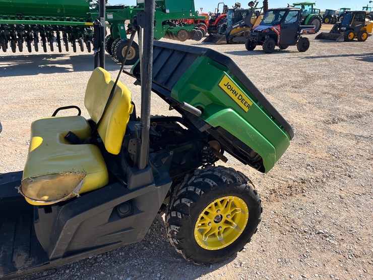 2021-john-deere-gator-image-15