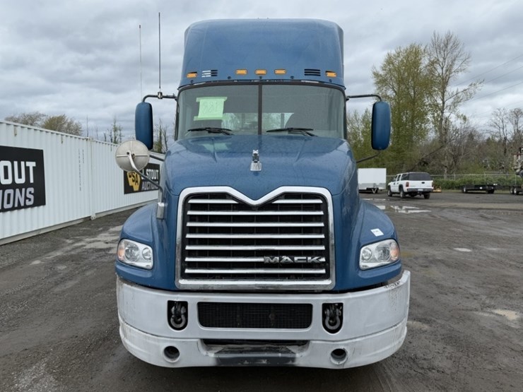 mack-cxu-tri-axle-truck-tractor-image-8