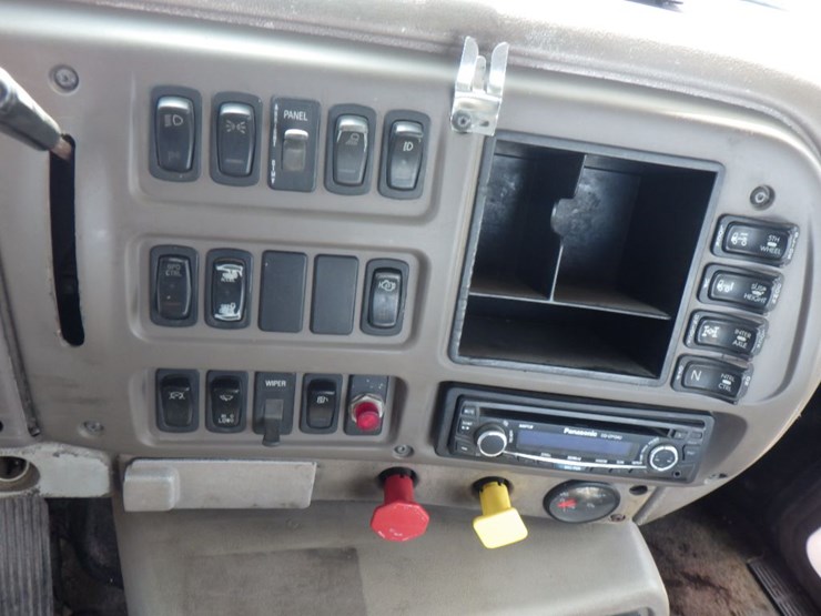 2001-mack-ch613-image-17