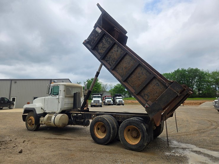 1996-mack-rd690s-image-23