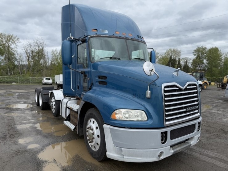 2013-mack-cxu613-tri-axle-truck-tractor-image-2