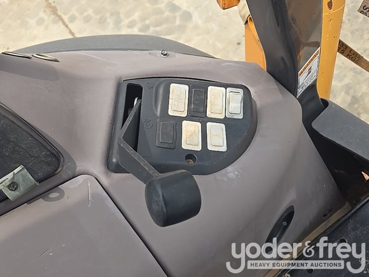 2004-case-580m-image-78