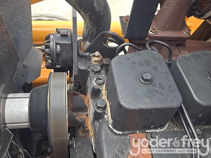 2004-case-580m-image-60