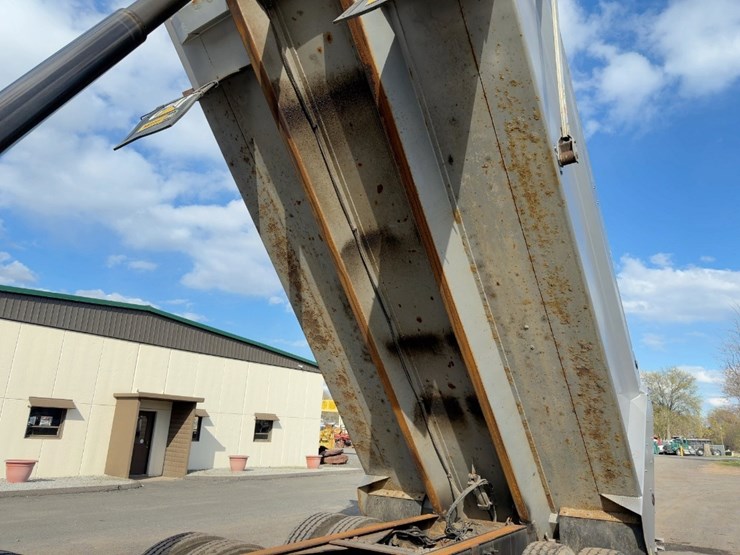 2015-caterpillar-ct660-image-19