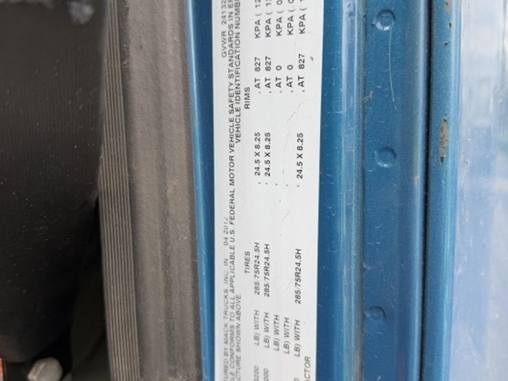 2013-mack-cxu613-tri-axle-truck-tractor-image-10