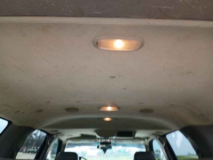 2005-chevrolet-suburban-image-71