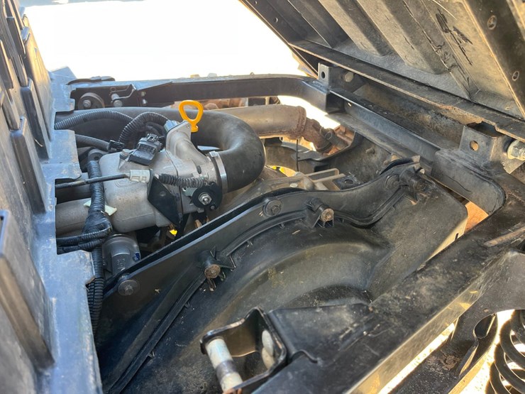 2021-john-deere-gator-image-16