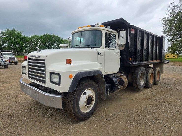 2001-mack-rd690s-image-3