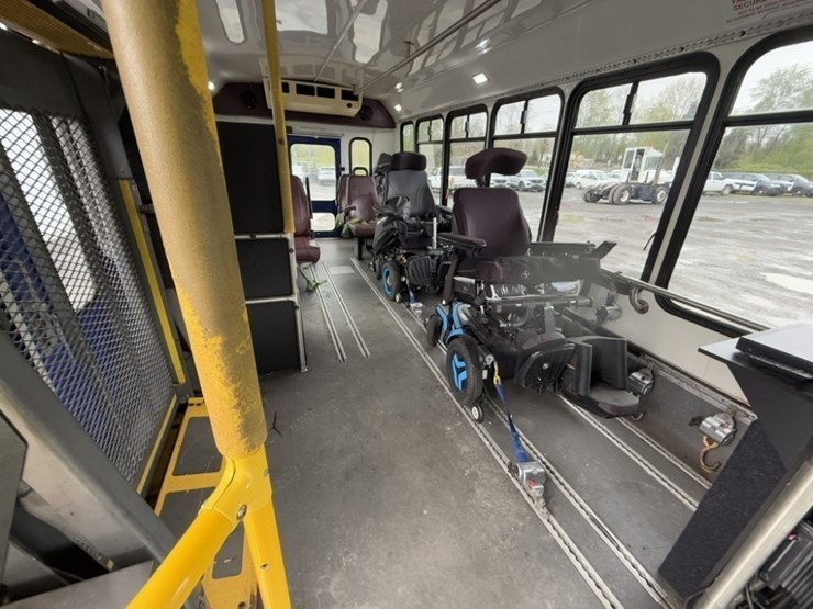 2008-ford-e450-image-23