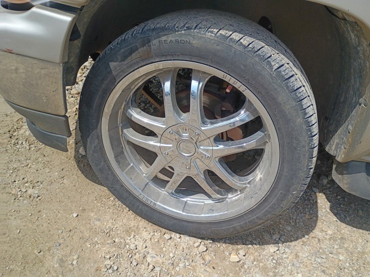 2005-chevrolet-suburban-image-78