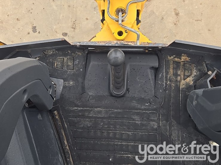 2018-deere-310l-image-95