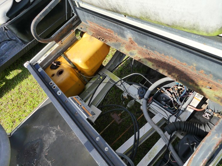 club-car-carryall-252-image-10