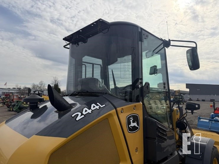2023-deere-244l-image-12