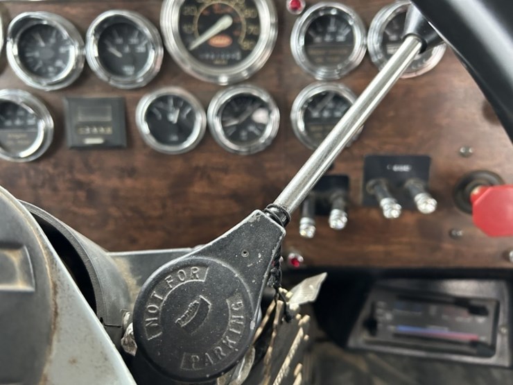 1994-peterbilt-377-image-30