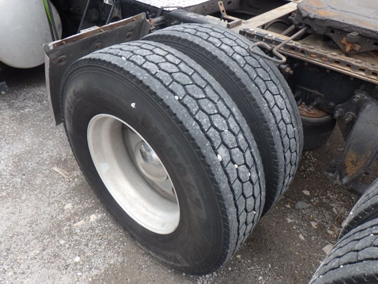 2011-freightliner-cascadia-125-image-13