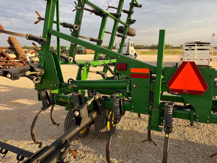 2004-john-deere-2210-image-15