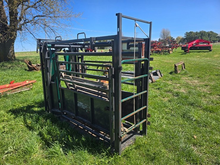 #542-•-tuff-built-cattle-chute-image-3