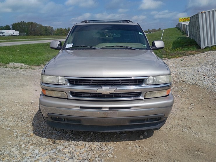 2005-chevrolet-suburban-image-16