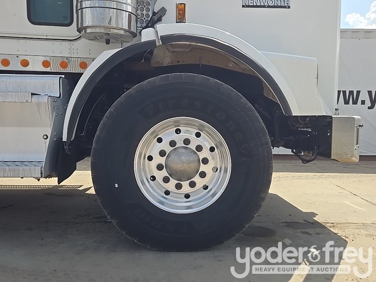 2014-kenworth-t880-image-19