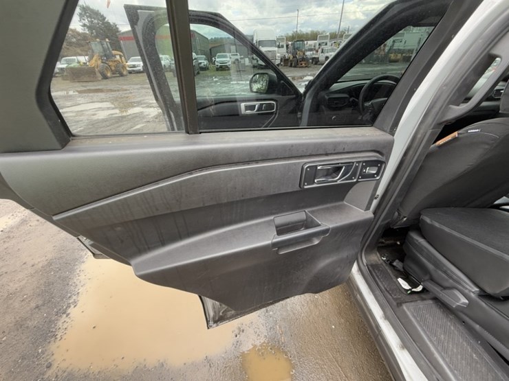 2020-ford-explorer-image-24