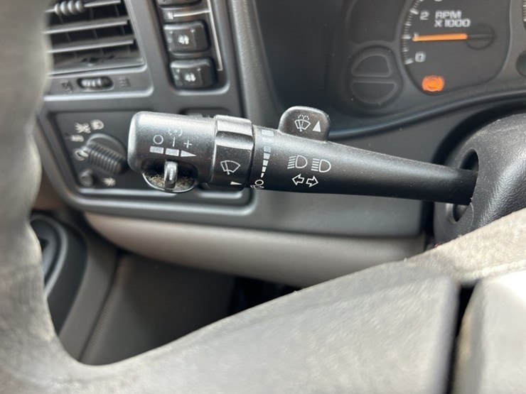 2003-chevrolet-tahoe-image-26