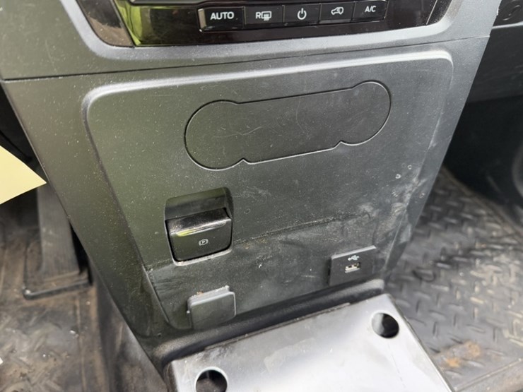 2020-ford-explorer-image-33