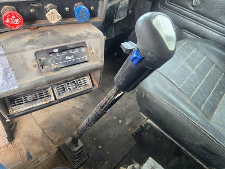 2001-mack-rd690s-image-85