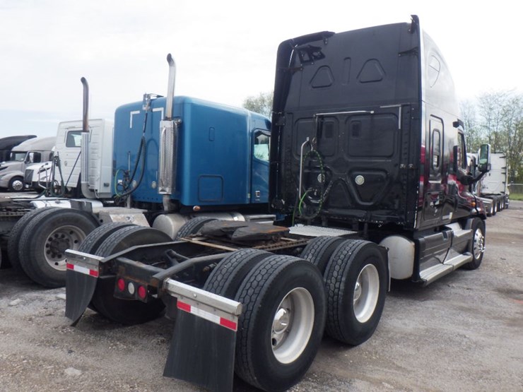 2011-freightliner-cascadia-125-image-7