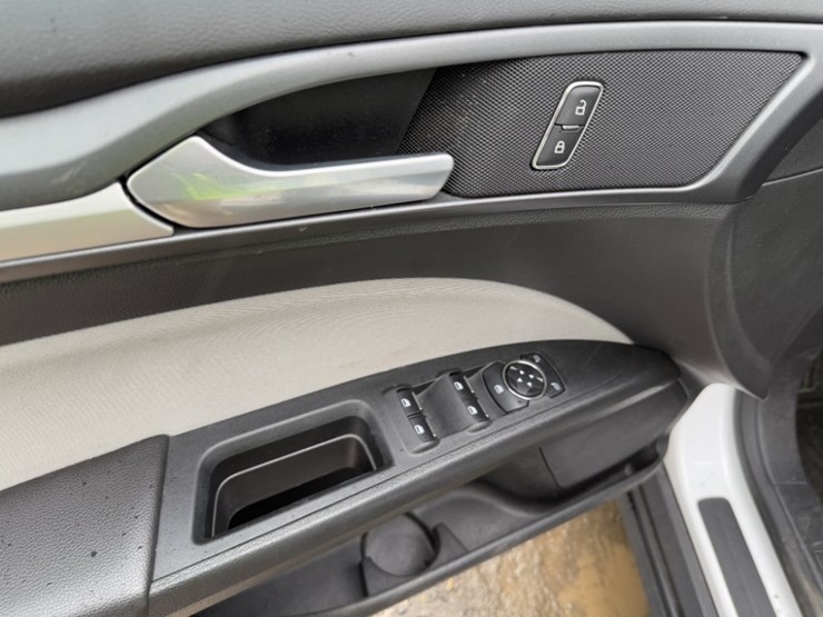 2014-ford-fusion-sedan-image-24