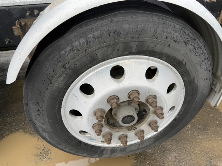 mack-cxu-tri-axle-truck-tractor-image-11