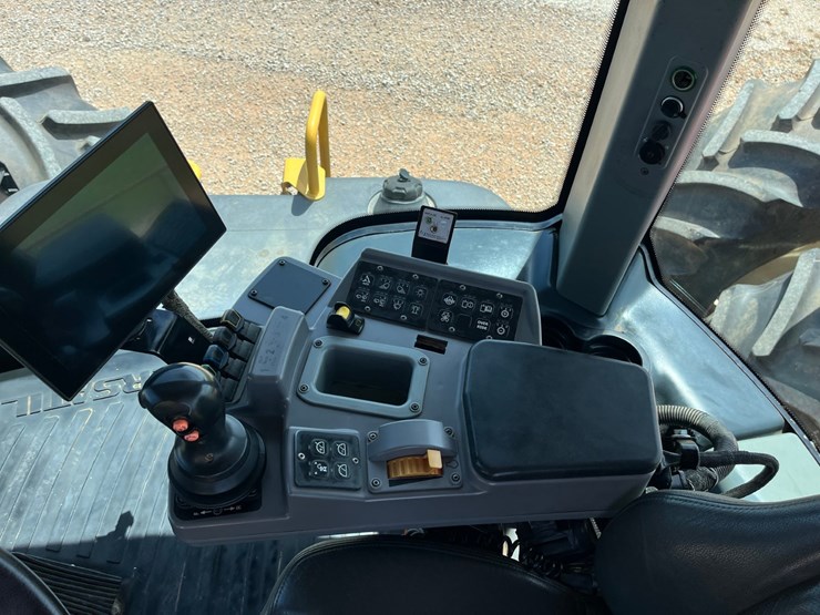 2017-versatile-610-image-22