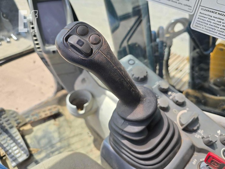 2018-deere-250g-lc-image-17