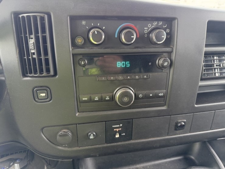 2017-chevrolet-express-3500-image-28