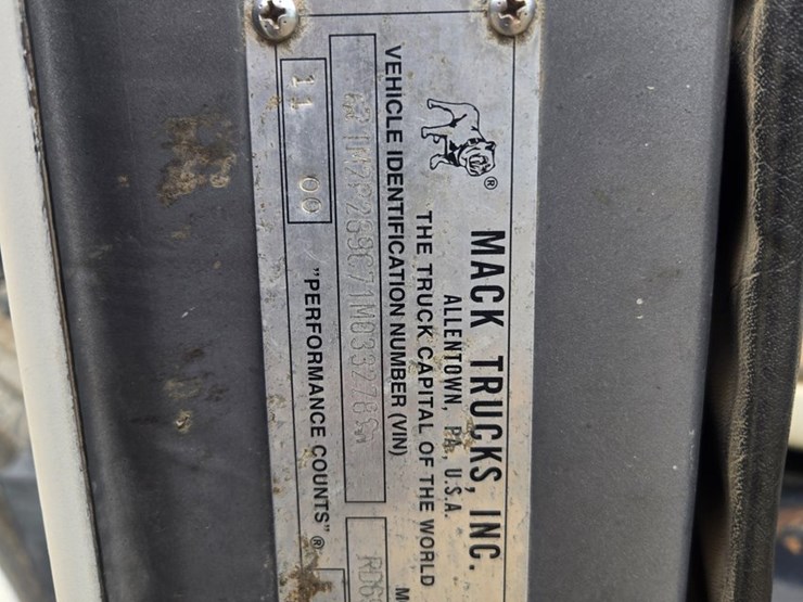 2001-mack-rd690s-image-66