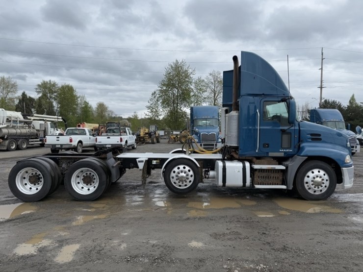 2013-mack-cxu613-tri-axle-truck-tractor-image-3