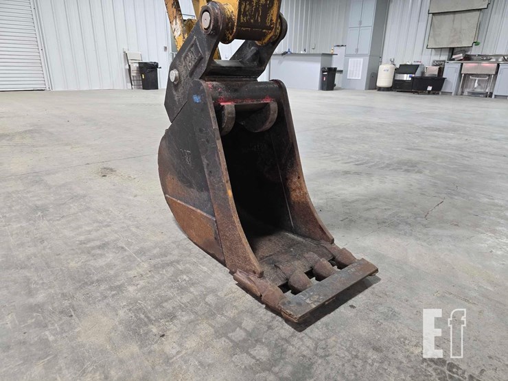 2022-caterpillar-416-image-15