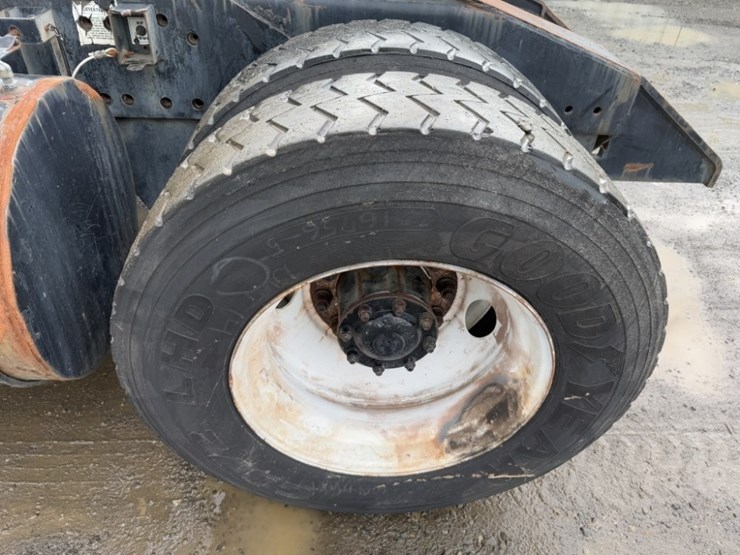 2010-kalmar-ottawa-yard-spotter-truck-image-14