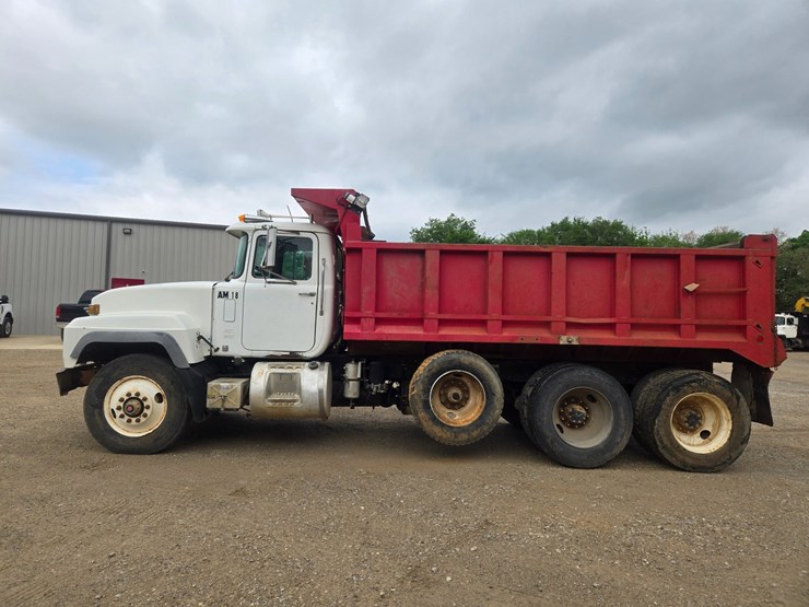 2001-mack-rd688s-image-7