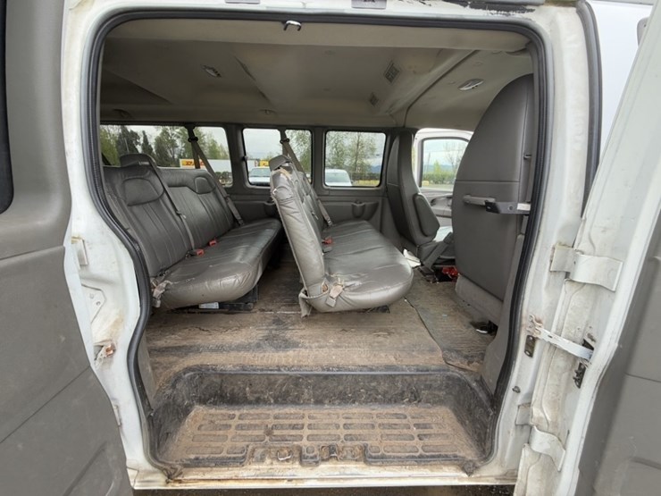 2017-chevrolet-express-3500-image-21