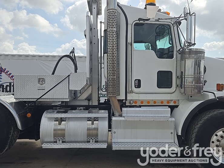 2014-kenworth-t880-image-45