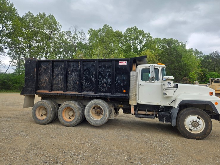 2001-mack-rd690s-image-22